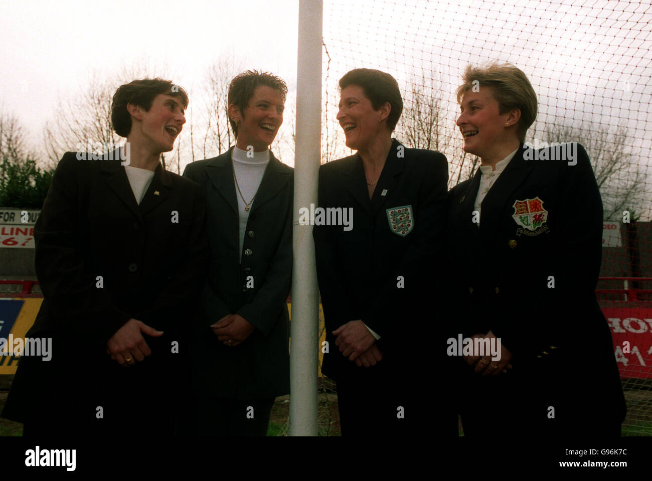 La prima squadra tutta-femminile della Gran Bretagna di funzionari, che ha preso la direzione dell'Inghilterra contro Finlandia amichevole (sinistra-destra): Amy Rayner, Janie Corben, Wendy Toms, Heather Darby Foto Stock