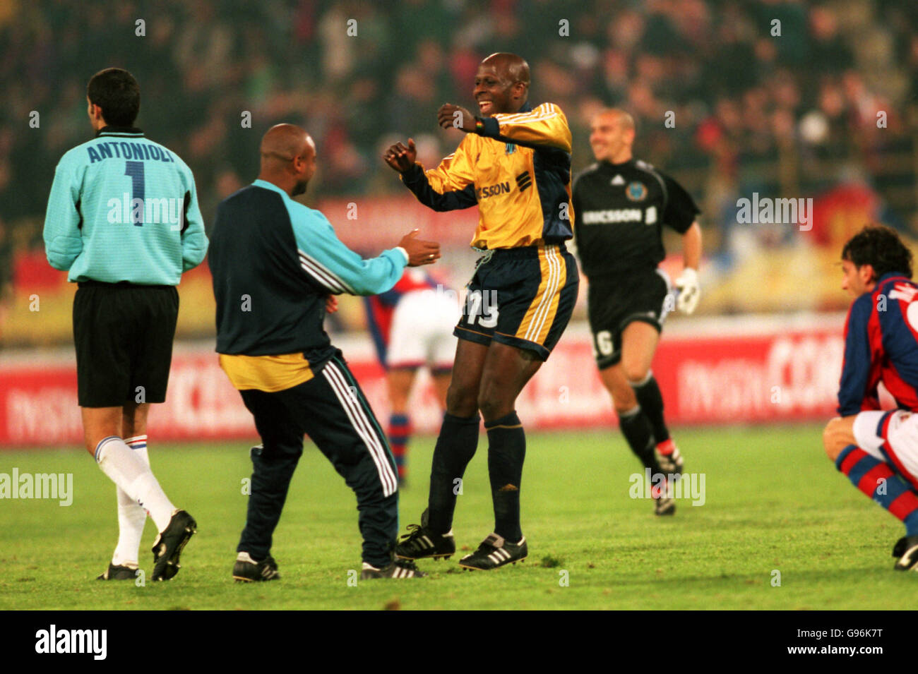 L'Olympique Marseille Aboubacar Camara (centro) celebra la sua vittoria semifinale Come il portiere bolognese Francesco Antonioli (a sinistra) va in disguenza Foto Stock