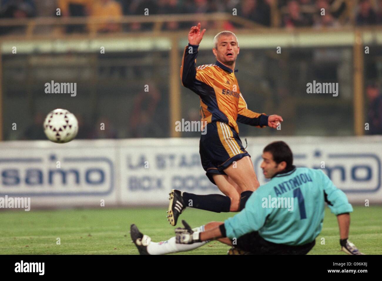 Fabrizio Ravanelli dell'Olympique Marseille (a sinistra) scheggia la palla oltre Bologna Portiere Francesco Antonioli (a destra) Foto Stock