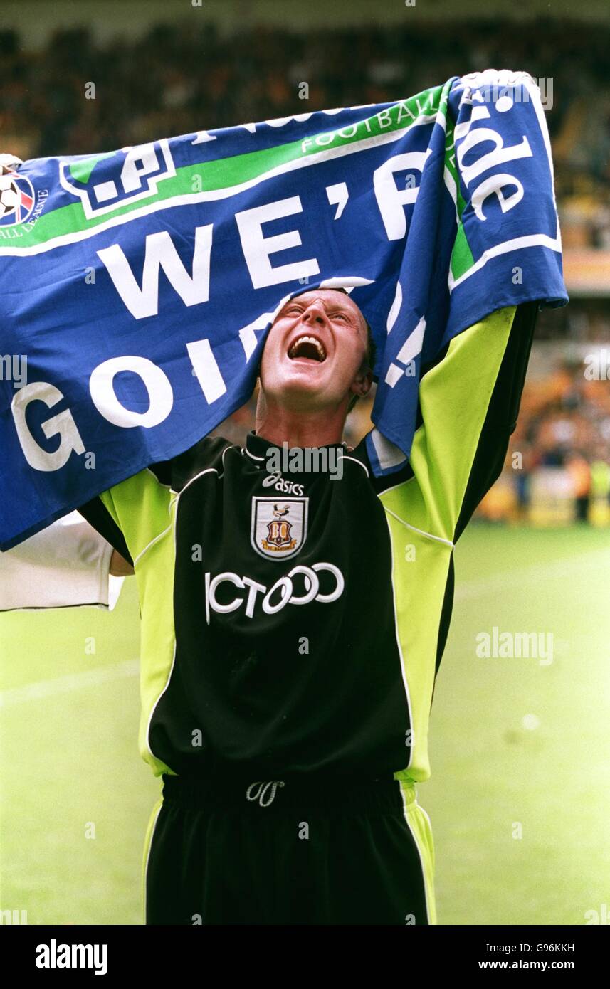 Calcio - Nationwide League Division uno - Wolverhampton Wanderers / Bradford City. Gary Walsh, portiere della città di Bradford, celebra la promozione alla prima parte dopo aver sconfitto Wolves 2-3 Foto Stock