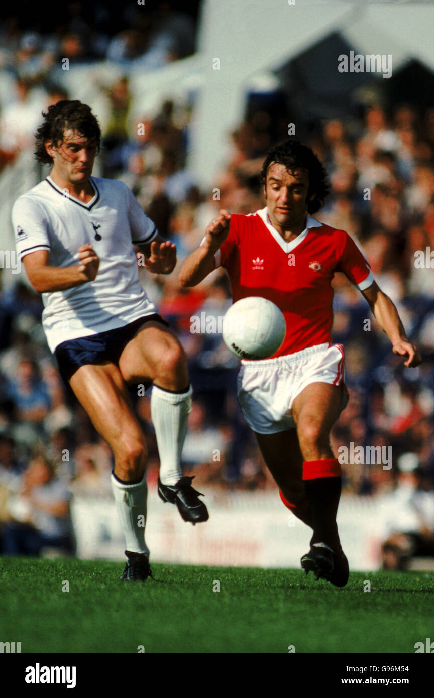 Glenn Hoddle di Tottenham Hotspur (a sinistra) sfida Lou Macari del Manchester United (a destra) Foto Stock