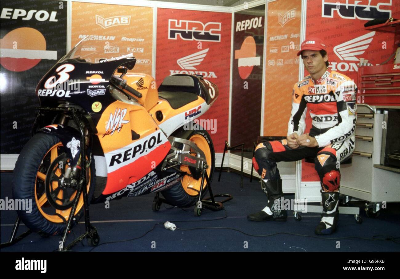 Il leader del Campionato della 500cc Alex Criville durante le prove al Donington Park Foto Stock