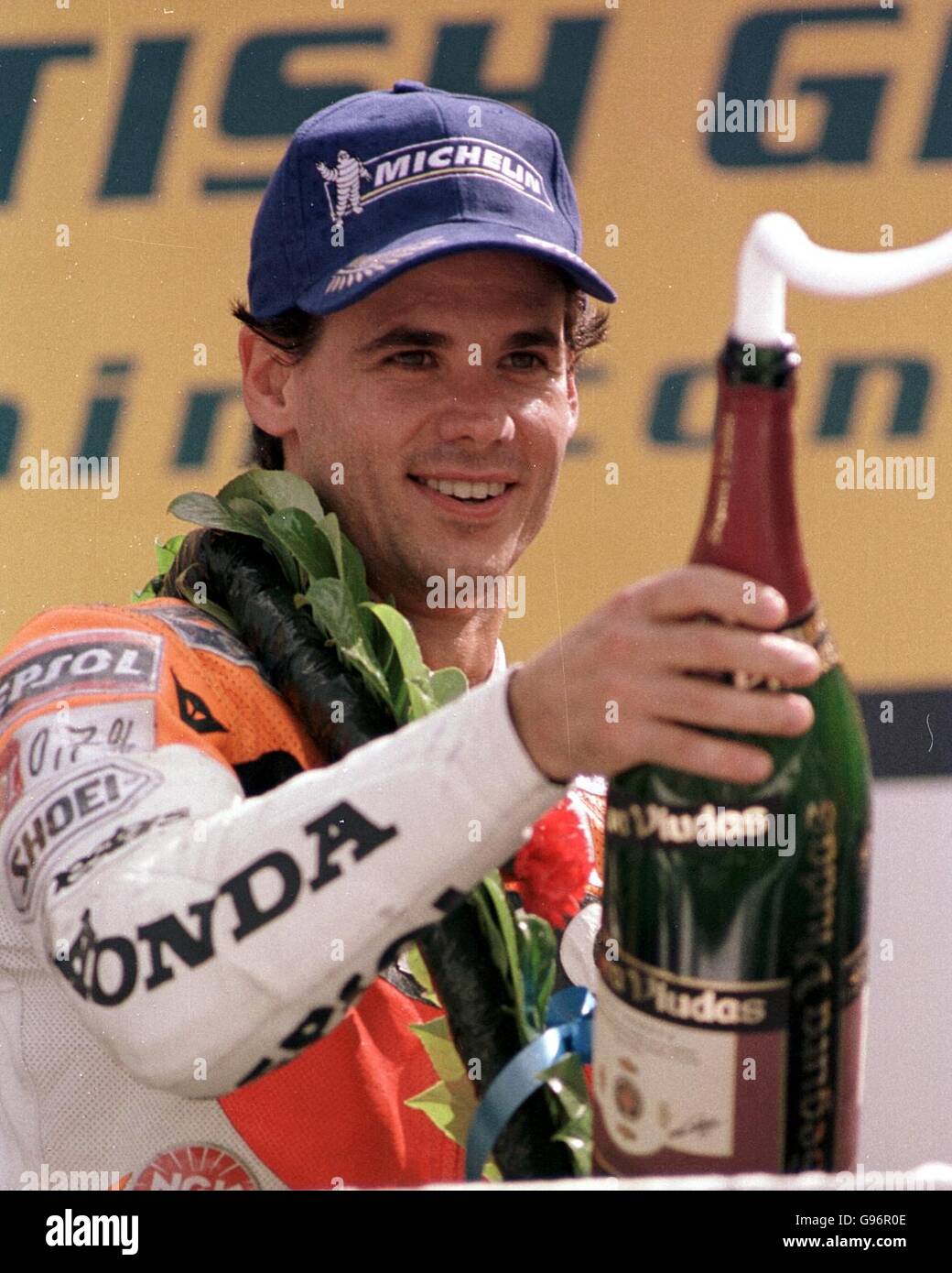 Motorsport - Gran Premio di motociclismo britannico - Donington Park. Alex Criville celebra la sua vittoria da 500 cc al Donington Park Foto Stock