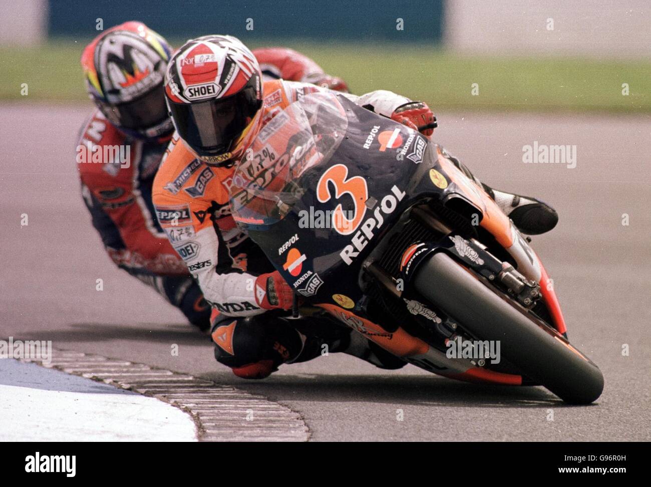 Alex Criville guida Regis Laconi sulla sua strada verso la vittoria Nella gara della 500cc a Donington Park Foto Stock