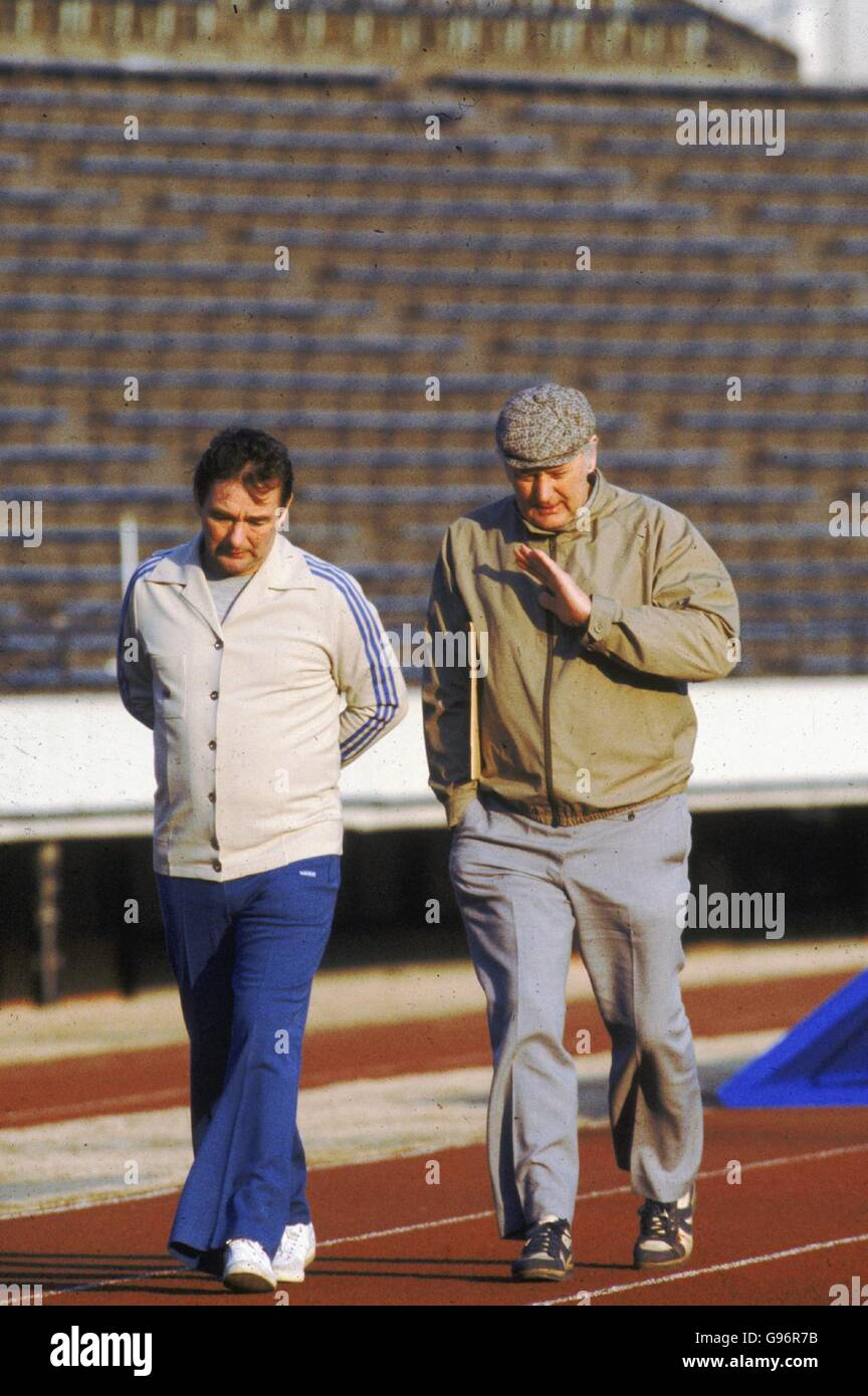 Brian Clough (a sinistra) e Peter Taylor (a destra), manager della Foresta di Nottingham, si affacciano intorno allo Stadio Olimpico di Monaco, sede della finale della Coppa europea Foto Stock