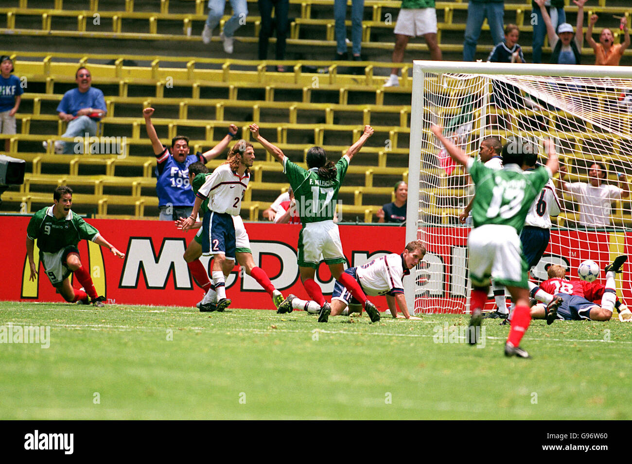 Calcio - FIFA Confederations Cup Messico 99 - Semifinale - Messico / USA. Il Messico festeggia dopo che Jose Manuel Abundis ha segnato il gol d'oro Foto Stock