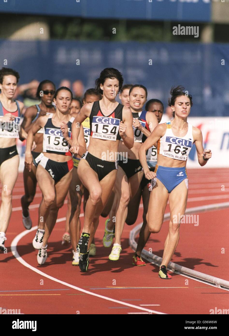 L-R; toni Hodgkinson & Adoracion Garcia guidano nella gara femminile DI 800M Foto Stock