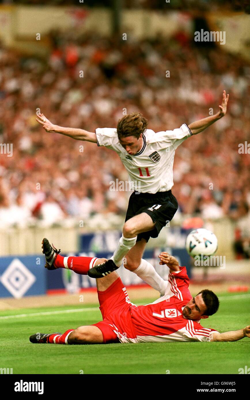 Calcio - Euro 2000 qualificatore - Gruppo cinque - Inghilterra / Lussemburgo. Steve McManaman in Inghilterra salta su un attacco scorrevole da Dany Theis del Lussemburgo Foto Stock
