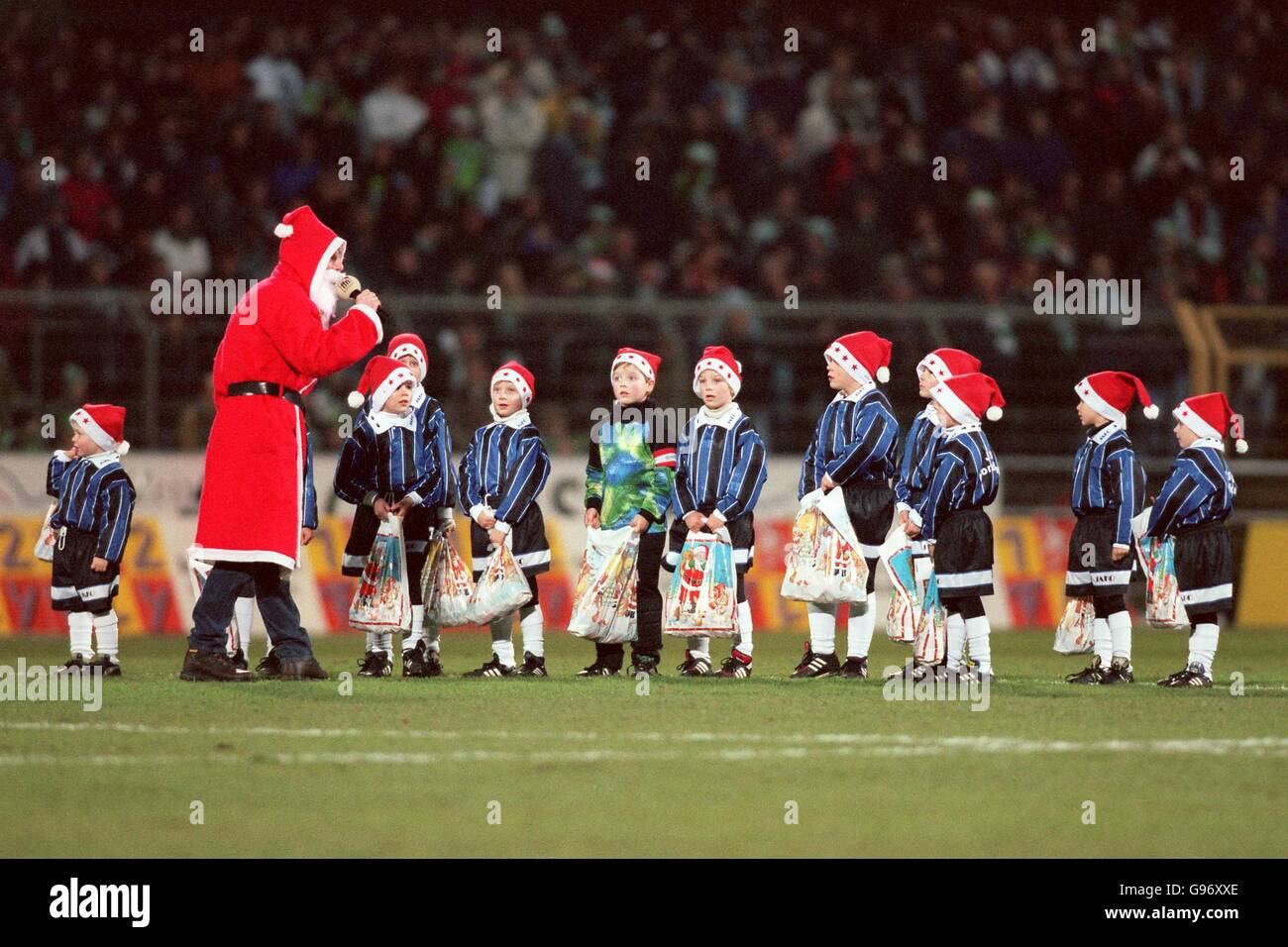 Tedesco Calcio - Bundesliga - VfL Wolfsburg / MSV Duisburg. Babbo Natale e una squadra di elfi da calcio in campo Foto Stock