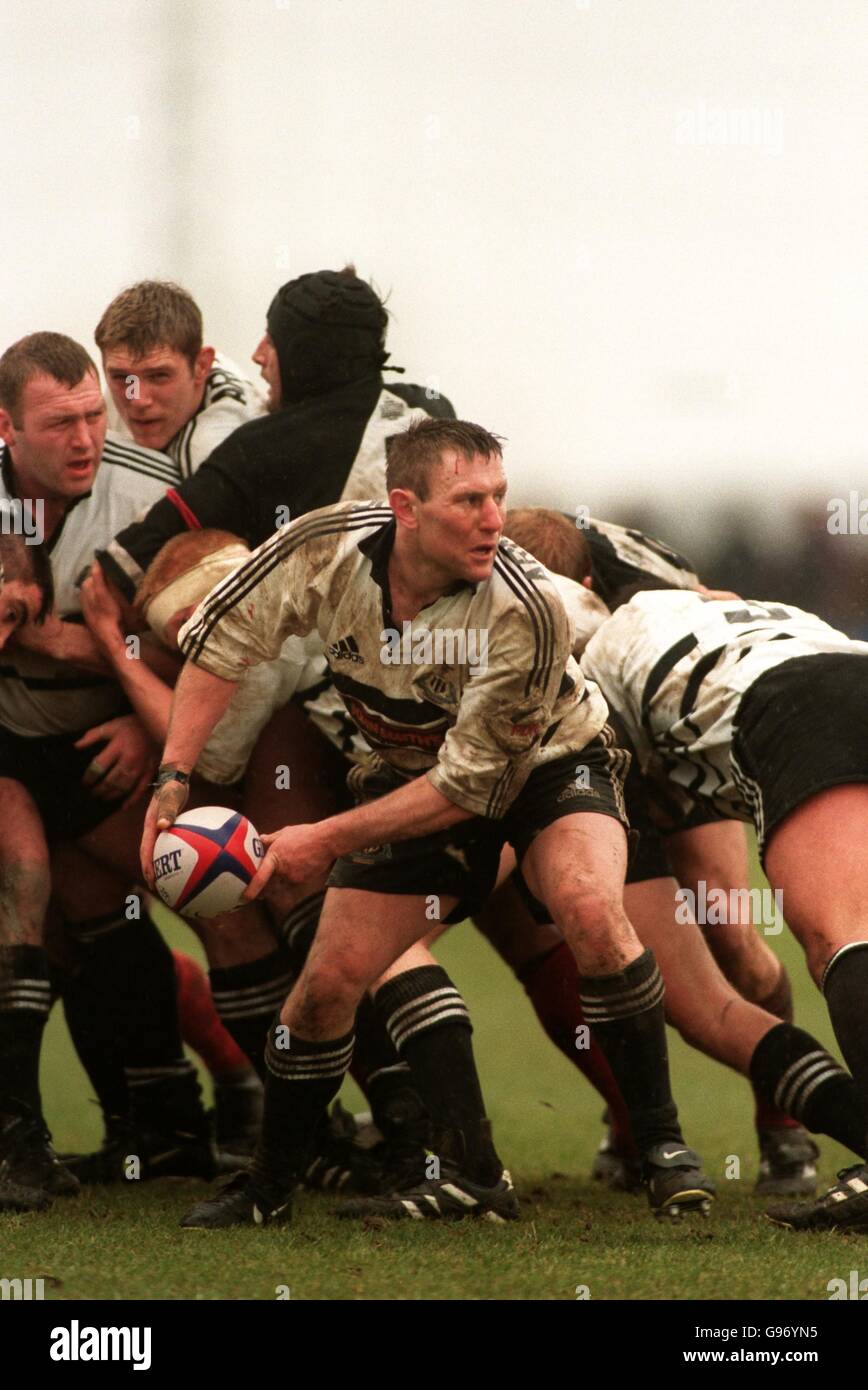 Rugby Union - Tetley's Bitter Cup - Quarter Final - Newcastle contro Saracens. Newcastle mischia metà Gary Armstrong rilascia la palla dalla mischia Foto Stock