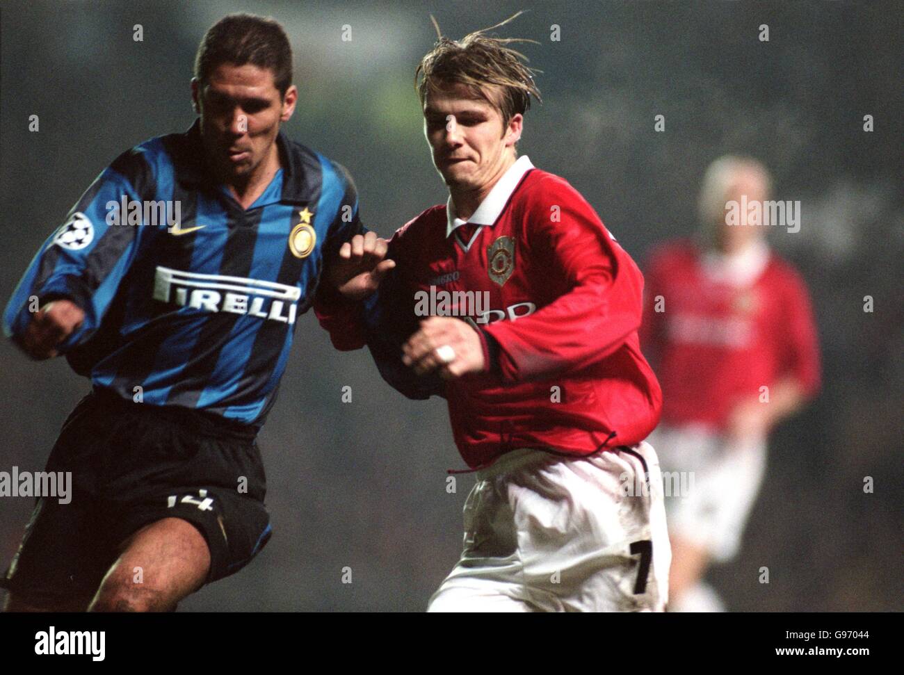 David Beckham (a destra) di Manchester United combatte con Diego Simeone (a  sinistra) dell'Inter Milan durante la partita della UEFA Champions League  Foto stock - Alamy