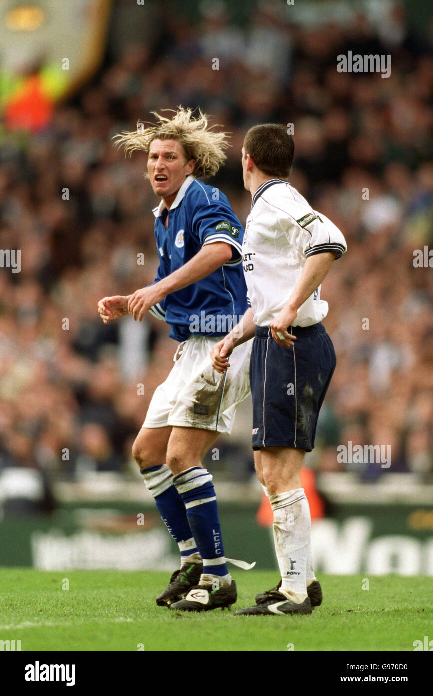 Calcio - Worthington Cup - finale - Leicester City v Tottenham Hotspur. L'offesa tra Robbie Savage di Leicester City e Justin Edinburgh di Tottenham Hotspurs Foto Stock