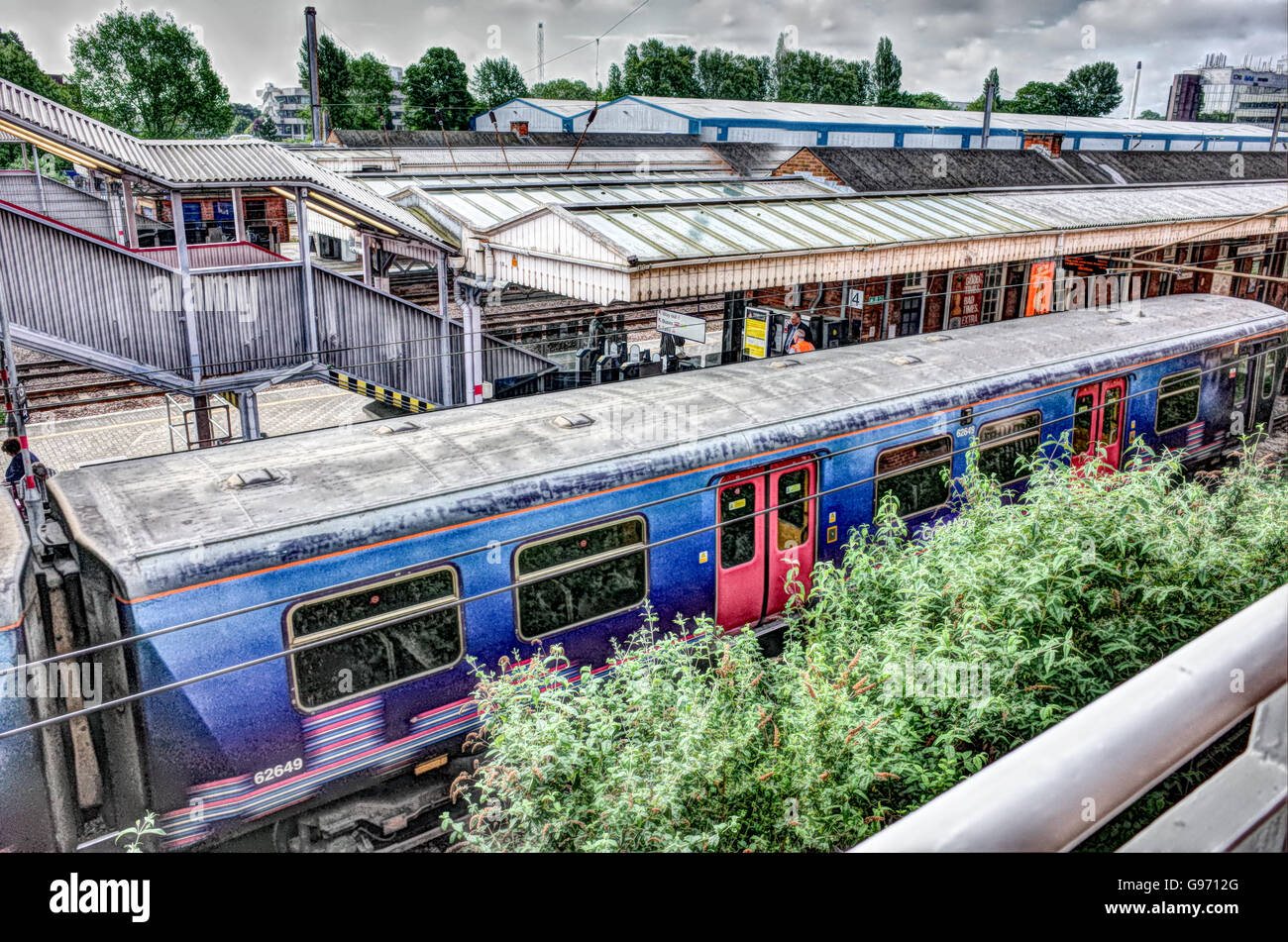 Vista sulla sommità del British carrozza ferroviaria e la stazione a Welwyn Garden City Foto Stock