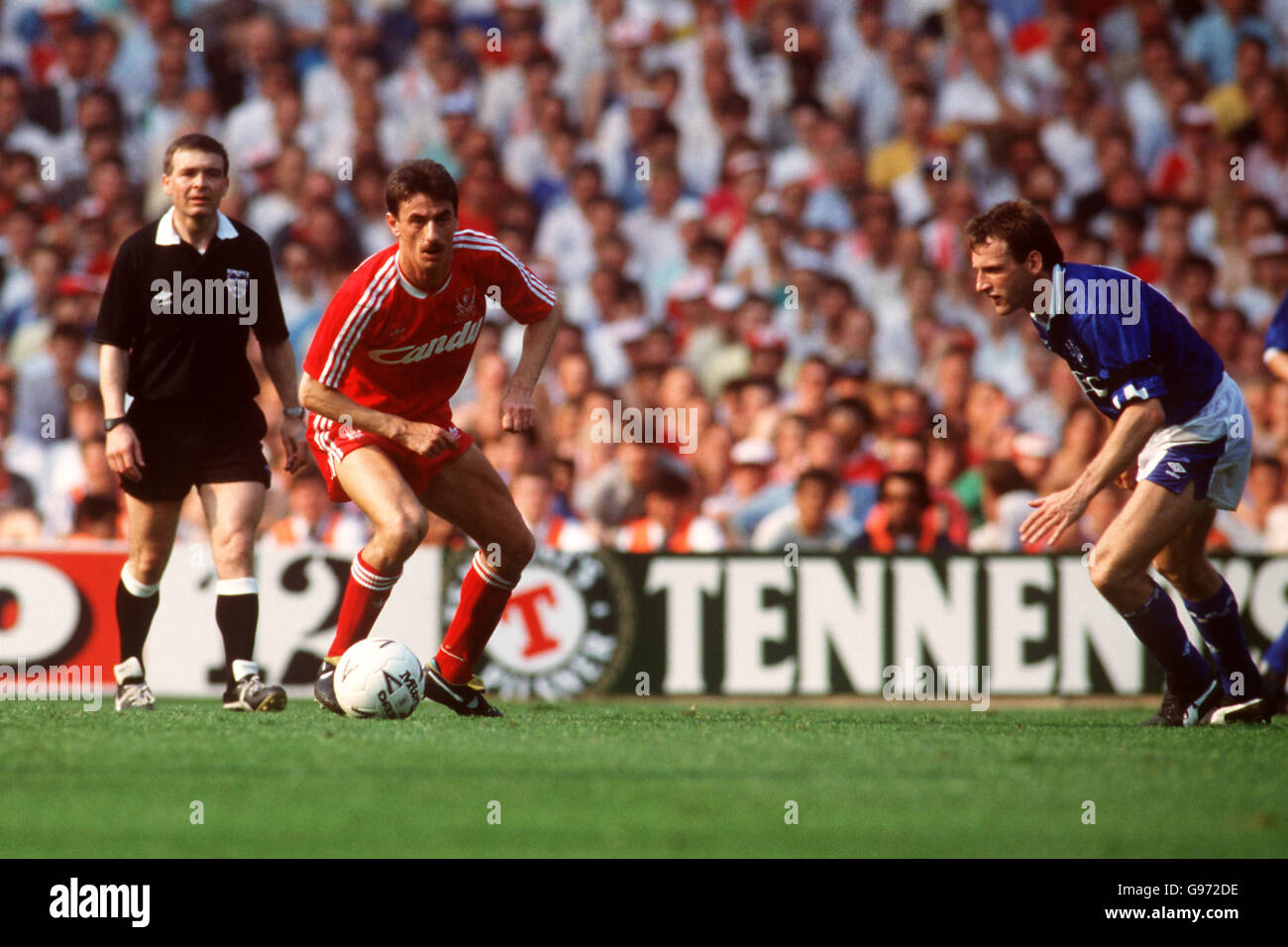 Liverpool's Ian Rush (a sinistra) e Everton's Dave Watson (a destra) tenere i loro occhi su una palla sciolta Foto Stock