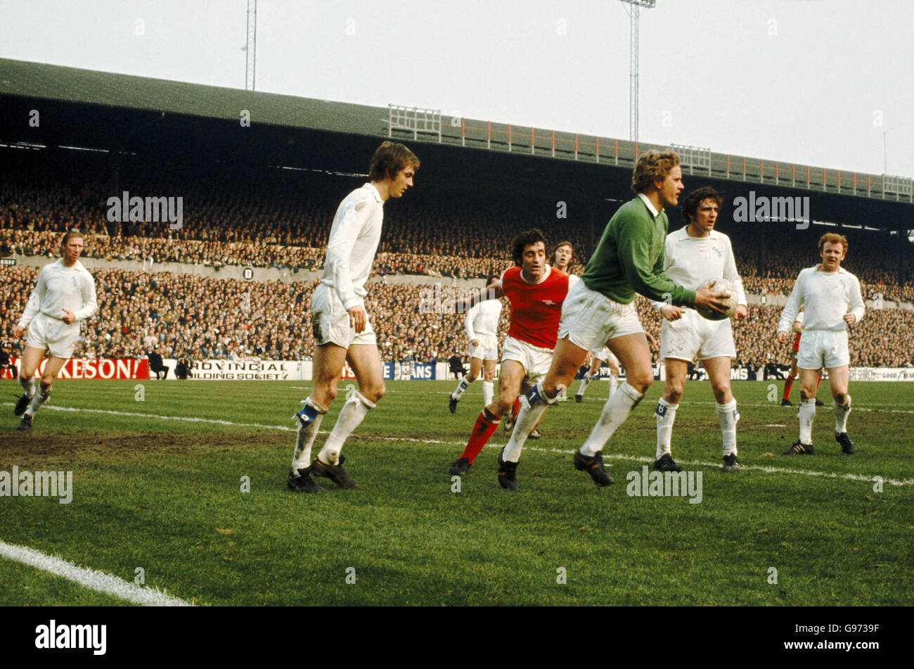 Frank McLintock dell'Arsenal (al centro) sfida il portiere Leeds United Gary Sprake (terza destra) mentre si prepara alla cancellazione, guardato da Allan Clarke (a sinistra), Norman Hunter (seconda destra) e Billy Bremner (a destra) di Leeds United Foto Stock