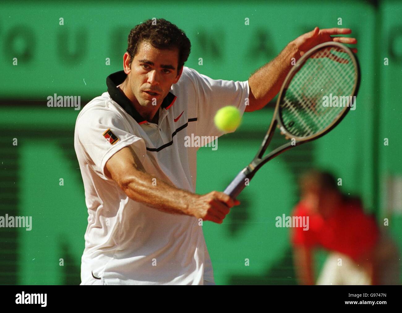 Pete Sampras restituisce una mano di ritorno a Juan Antonio Marin durante la sua prima partita Foto Stock