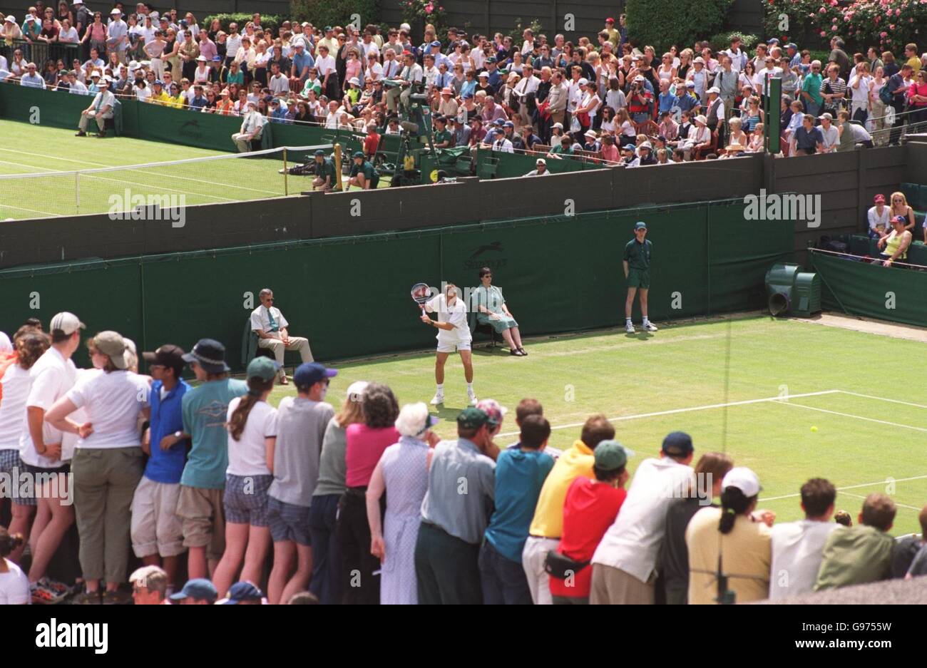 L'attenzione è concentrata su Greg Rusedski mentre si riscalda Per la sua partita con Arvind Parmar Foto Stock