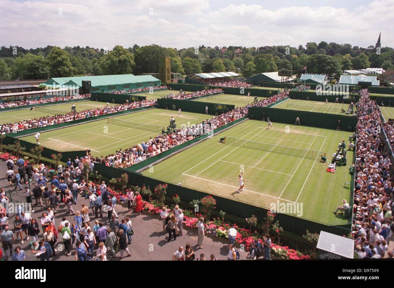 Tennis - Campionati di Wimbledon. Vista generale dei tribunali esterni di Wimbledon Foto Stock
