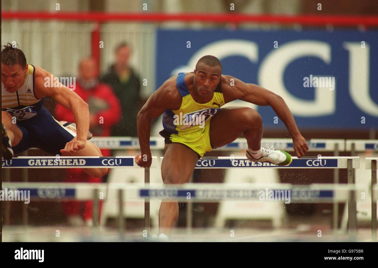 Colin Jackson sulla sua strada per la vittoria negli uomini 110 m di ostacoli Foto Stock