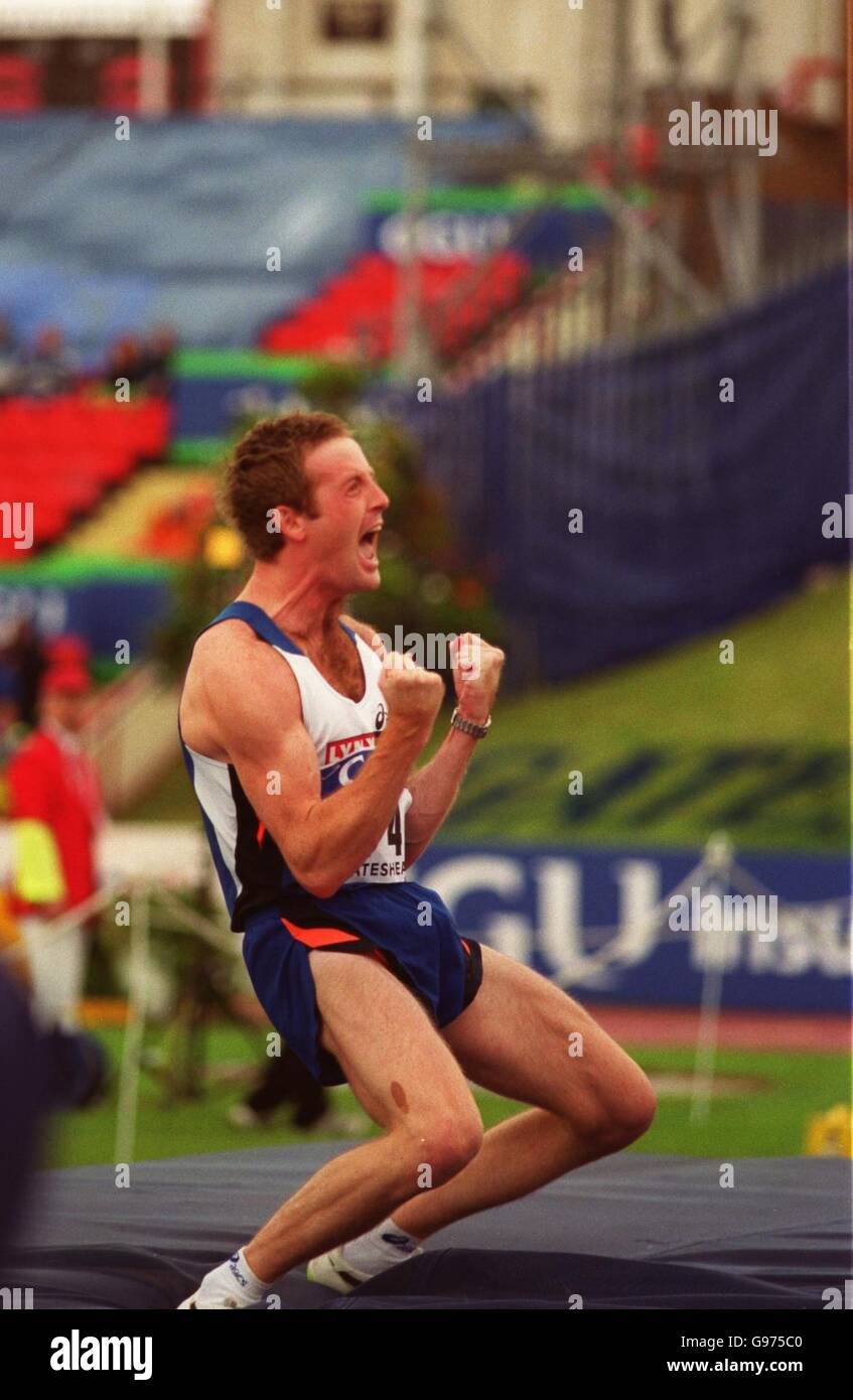 Steve Smith celebra il suo salto vincente nell'alto degli uomini salta Foto Stock