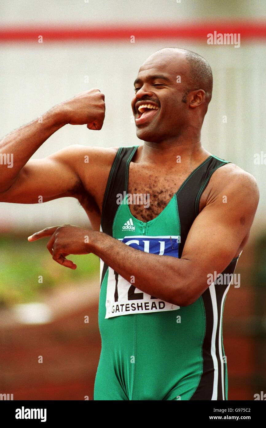 Kriss Akabusi scherza in giro mentre attende la partenza dei maestri 100m Foto Stock