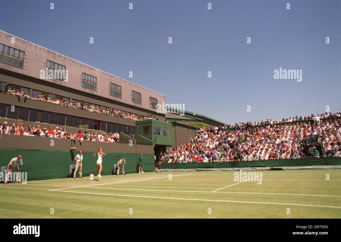 Tennis - Wimbledon Championships - Singles - Third Round - Anna Kournikova / Ines Gorrochategui. Anna Kournikova torna da dietro la linea di base sulla corte due Foto Stock