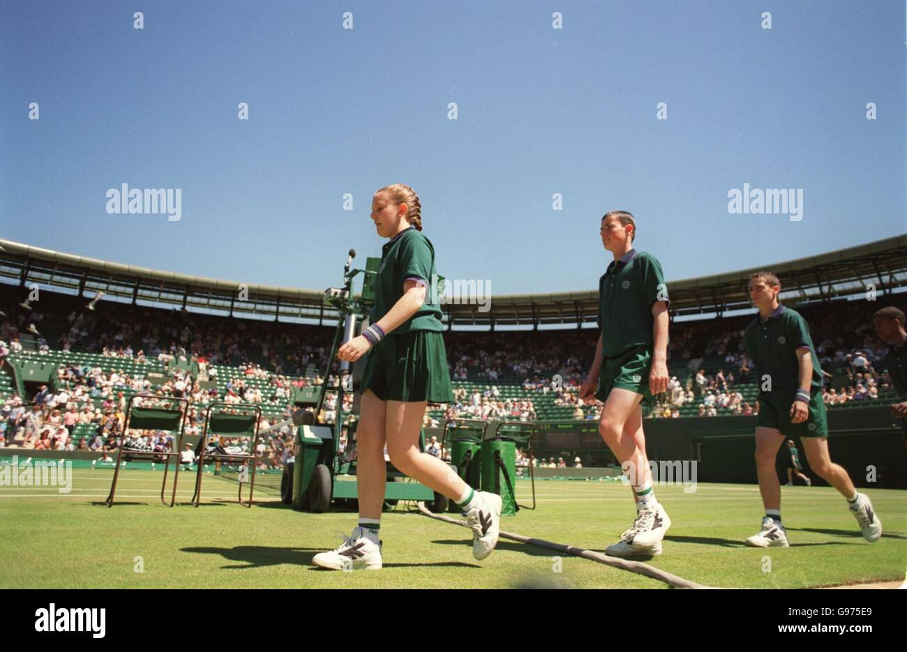 Tennis - Campionati di Wimbledon - uomini singoli - terzo turno - Pete Sampras v Danny Sapsford. Le ragazze e i ragazzi della palla escono sul campo uno Foto Stock