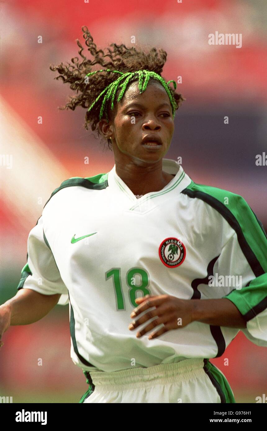 Calcio femminile - Coppa del mondo USA 99 - Gruppo A - Nigeria contro Danimarca. Patience Avre, Nigeria Foto Stock