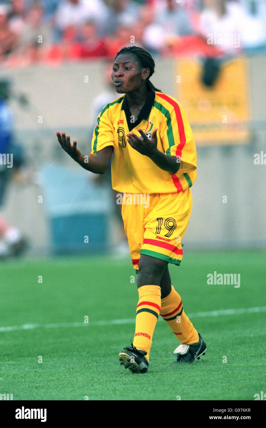 Calcio femminile - Coppa del mondo USA 99 - Gruppo D - Ghana contro Svezia. Stella Quattey, Ghana Foto Stock