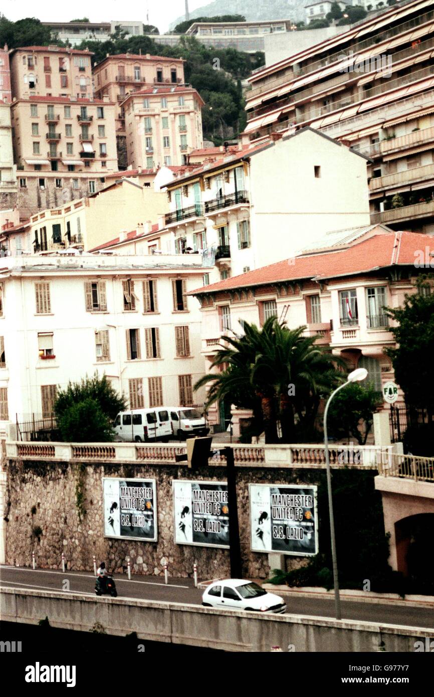 Posters intorno a Monte Carlo, Monaco pubblicizza la UEFA Super Cup nello Stade Louis II Stadium in per i domani UEFA Super Cup match contro la SS Lazio Foto Stock