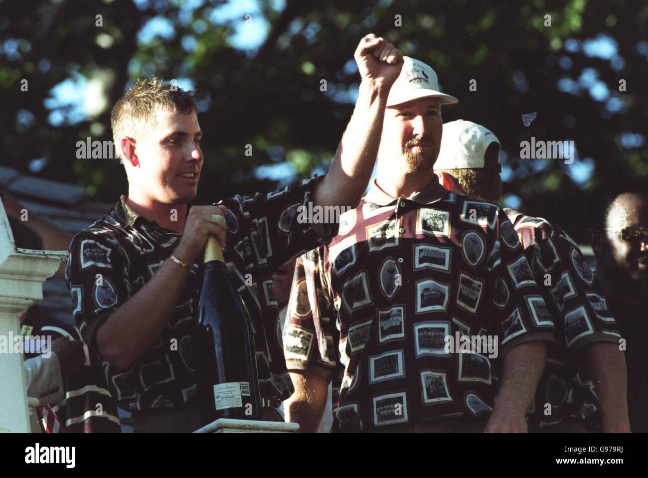 Golf -la 33a Ryder Cup-il Country Club-Brookline. Man of the moment Justin Leonard festeggia con Jim Furyk come saluto i fan americani Foto Stock