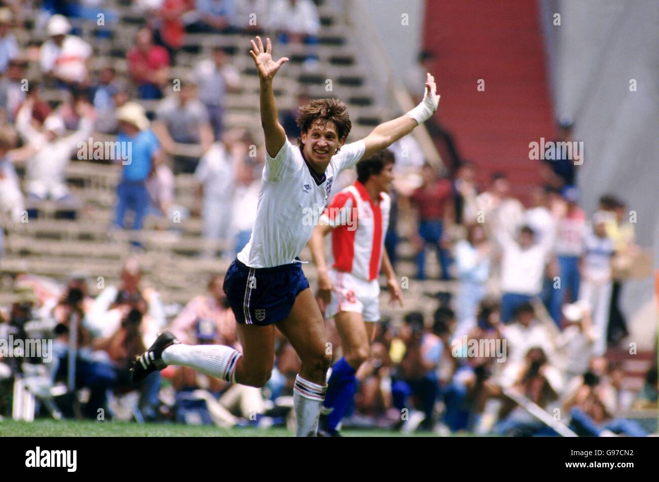 Calcio - Coppa del mondo Messico 1986 - secondo turno - Inghilterra / Paraguay. Gary Lineker dell'Inghilterra celebra uno dei suoi due obiettivi. Foto Stock