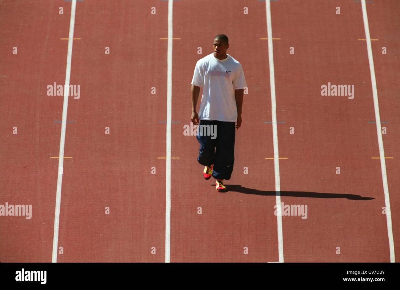 Atletica - Campionati del mondo - Siviglia. Maurice Greene degli Stati Uniti cammina sulla pista prima del suo caldo dei 100 m degli uomini Foto Stock