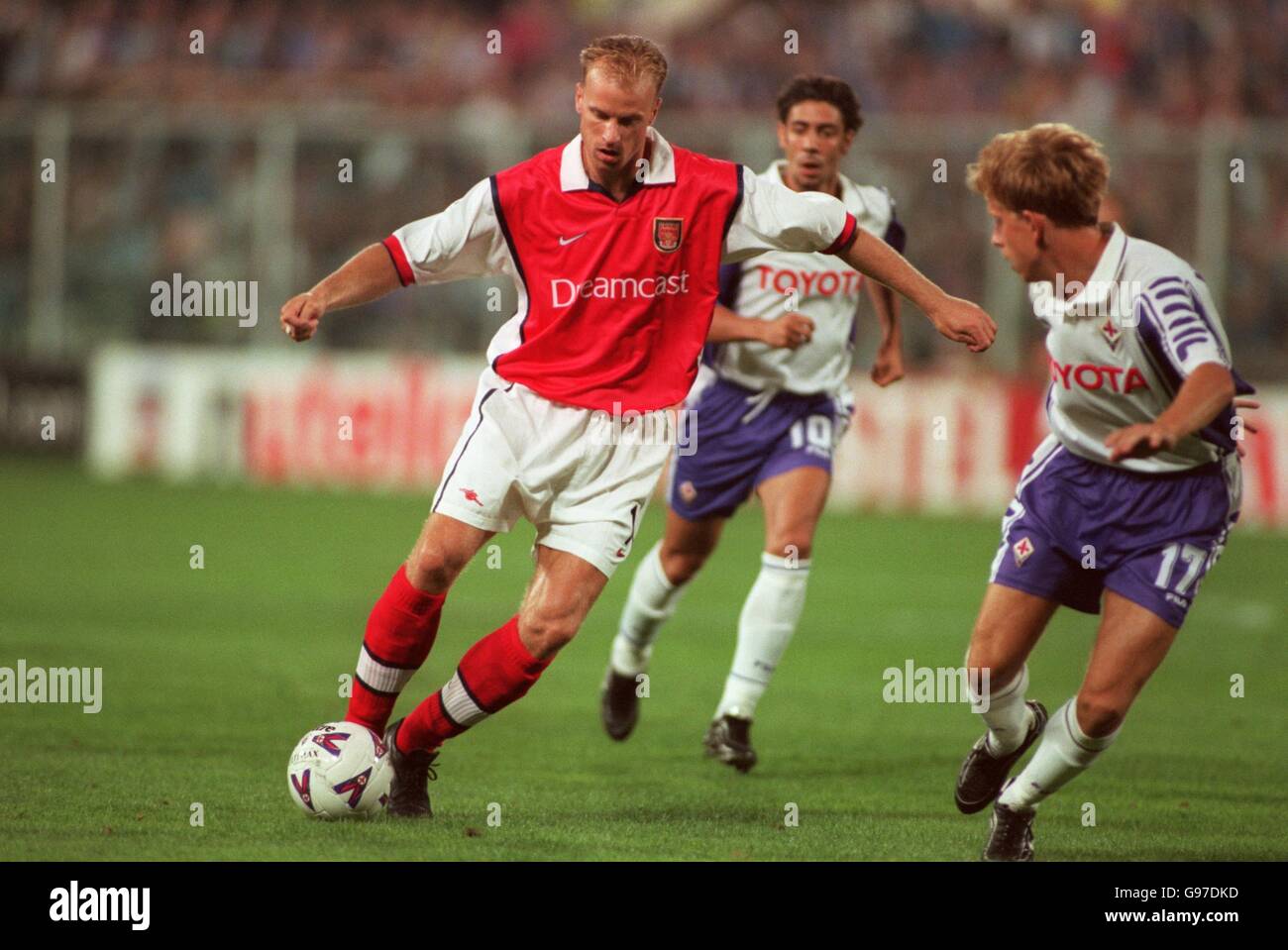 Calcio - UEFA Champions League - Gruppo B - Fiorentina / Arsenal. Dennis Bergkamp di L-R Arsenal corre alla difesa fiorentina mentre Jorg Heinrich di Fiorentina cerca di rintracciarlo Foto Stock