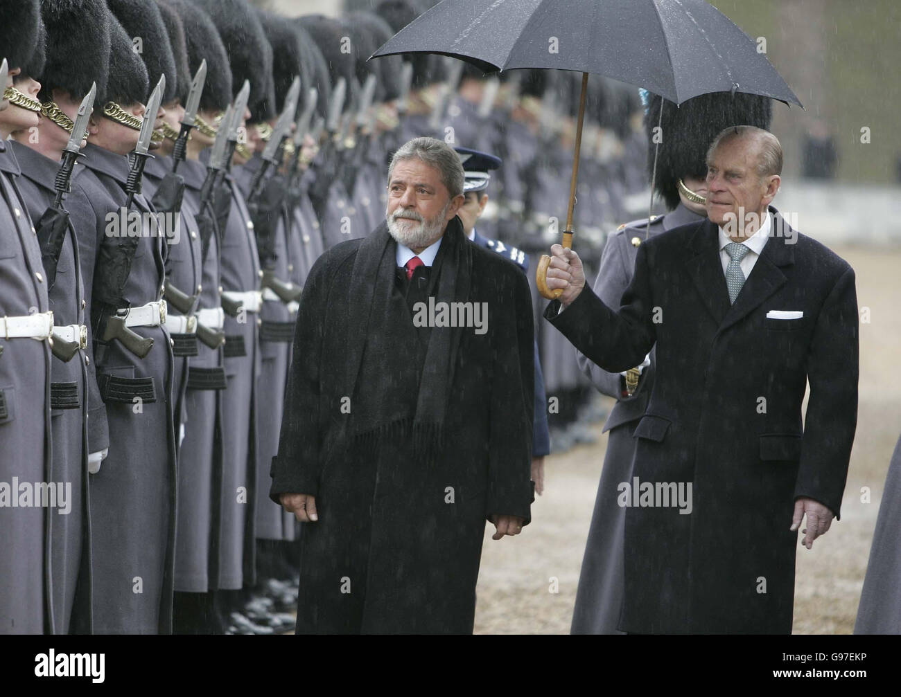 Presidente del Brasile, Luiz Inacio Lula da Silva (L) e il duca britannico di Edimburgo ispezionano la Guardia d'onore durante un'accoglienza cerimoniale alla Parata delle Guardie a Cavallo, Londra, martedì 7 marzo 2006. Il Presidente e sua moglie sono in visita di Stato in Gran Bretagna per tre giorni. Vedi la storia della PA ROYAL Brazil. PREMERE ASSOCIAZIONE foto. Il credito fotografico dovrebbe essere: Kirsty Wigglesworth/AP/WPA rota/PA. Foto Stock