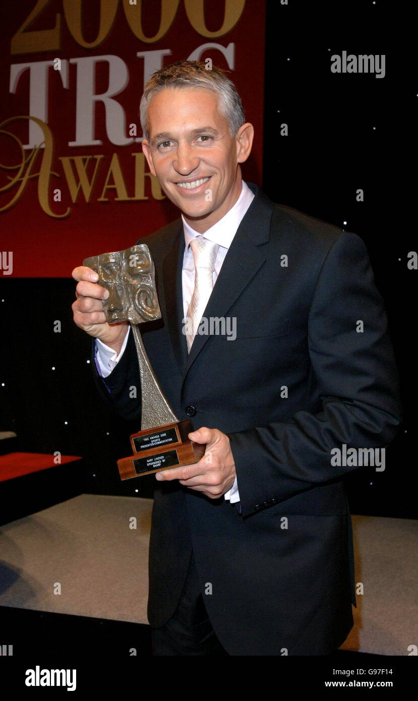 Gary Lineker con il suo premio per il miglior presentatore sportivo, durante il Television and radio Industries Club (TRIC) Awards, a Grosvenor House, nel centro di Londra. Foto Stock