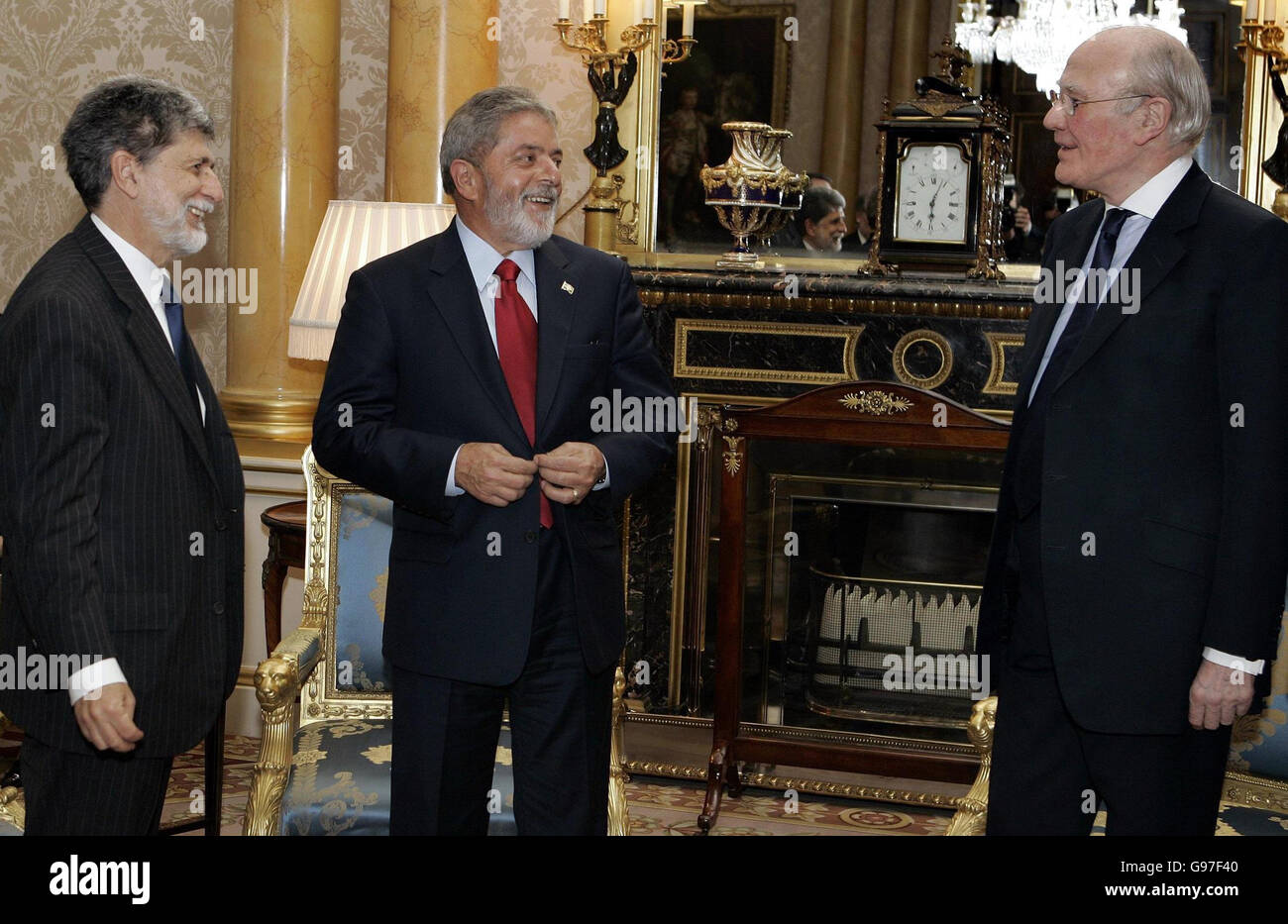 Il Presidente del Brasile Luiz Inacio Lula da Silva, centro, e il Segretario agli Esteri del Brasile Celso Amorin, a sinistra, incontrano Sir Menzies Campbell, leader dei liberaldemocratici, a destra, a Buckingham Palace, Londra, martedì 7 marzo, 2006. Il Presidente e sua moglie sono in visita di Stato in Gran Bretagna per tre giorni. Vedi la storia della PA ROYAL Brazil. PREMERE ASSOCIAZIONE foto. Il credito fotografico dovrebbe essere: Kirsty Wigglesworth/ AP Pool/PA Foto Stock