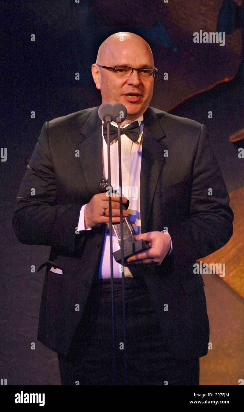 Anthony Minghella durante i Laurence Olivier Awards, al London Hilton on Park Lane, nel centro di Londra, domenica 26 febbraio 2006. PREMERE ASSOCIAZIONE FOTO. Il credito fotografico dovrebbe essere: Yui Mok/PA Foto Stock