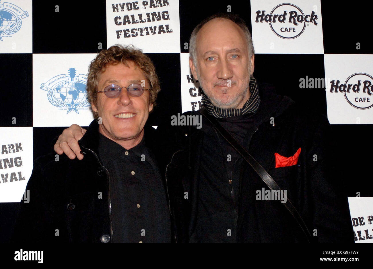 Roger Daltrey (L) e Pete Townshend dell'OMS lanciano l'Hyde Park Calling Festival mercoledì 8 marzo 2006 presso l'Hard Rock Cafe nel centro di Londra. Il Festival si svolge il 1° e 2 luglio. Guarda la storia di PA SHOWBIZ Townshend. PREMERE ASSOCIAZIONE foto. Il credito fotografico dovrebbe essere: Steve Parsons/PA. Foto Stock