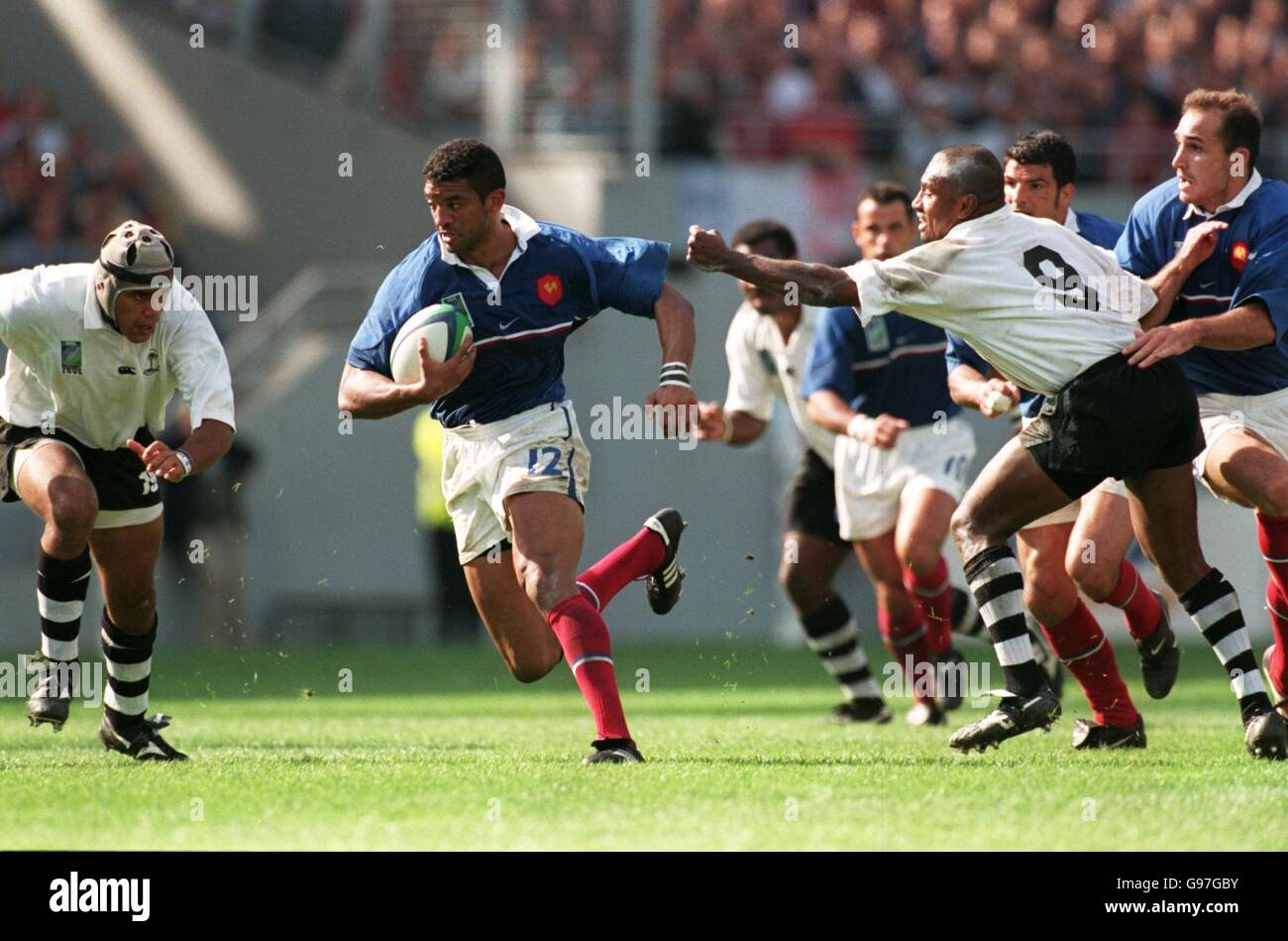 Rugby Union - Coppa del mondo di Rugby 99 - Pool C - Francia / Figi. Emile Ntamack (al centro) di Francia schiva Jacob Rauluni delle Fiji (a destra) Foto Stock