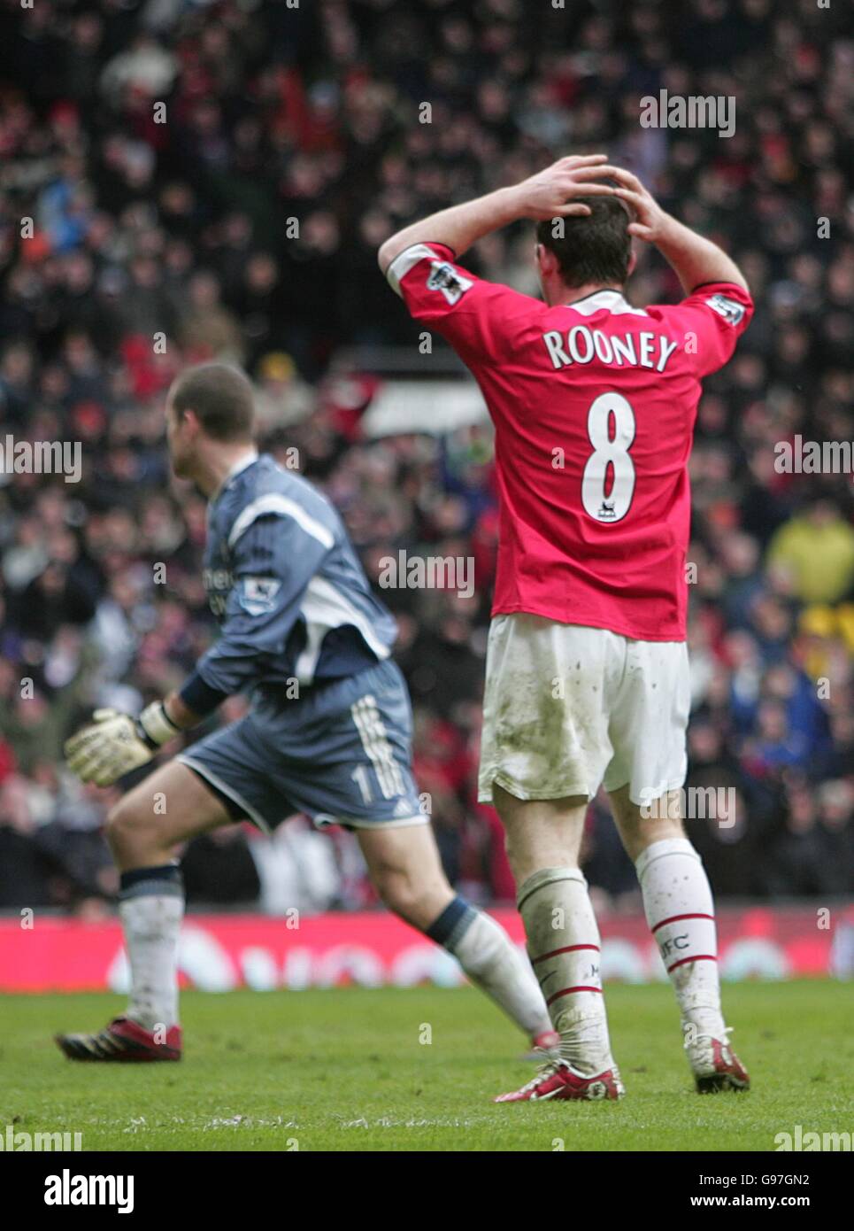 Wayne Rooney di Manchester United reagisce dopo aver battuto il portiere Newcastle United Shay dato solo per vedere il suo colpo colpito il posto Foto Stock