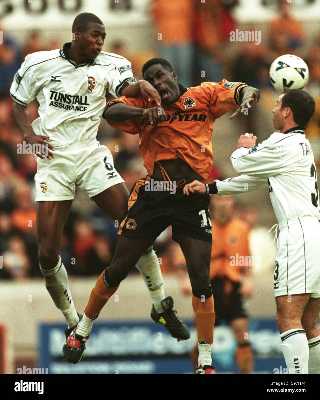 Anthony Gardner di Port vale lotta per la palla con Aade Akinbiyi di Wolverhampton Wanderers e Allen Tankard di vale in movimento sulla destra Foto Stock