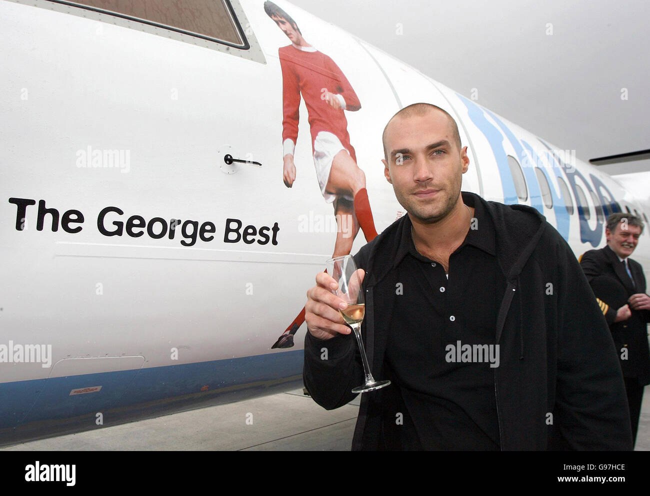 Il figlio Calum di George Best lancia il "The George Best", un velivolo Flybe Q400 di marca speciale, mercoledì 15 marzo 2006, che servirà gli aeroporti di Belfast City e Manchester. Scopri PA Story ULSTER Best. PREMERE ASSOCIAZIONE foto. Il credito fotografico dovrebbe essere: Paul Faith/PA. Foto Stock