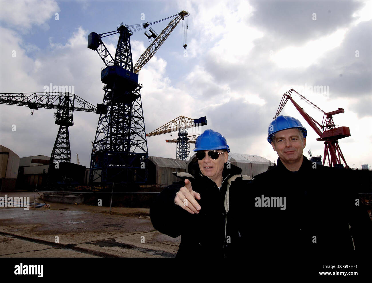 PET Shop Boys Neil Tennant (R) e Chris Lowe guardano mercoledì 15 marzo 2006, intorno alla Swan Hunter Shipyard a Newcastle, dove eseguiranno una colonna sonora appositamente composta per la "Battleship Potemkin" di Eisenstein con la Northern Sinfonia Orchestra in un concerto più tardi nell'anno. PREMERE ASSOCIAZIONE foto. Il credito fotografico dovrebbe essere: John Giles/PA. Foto Stock