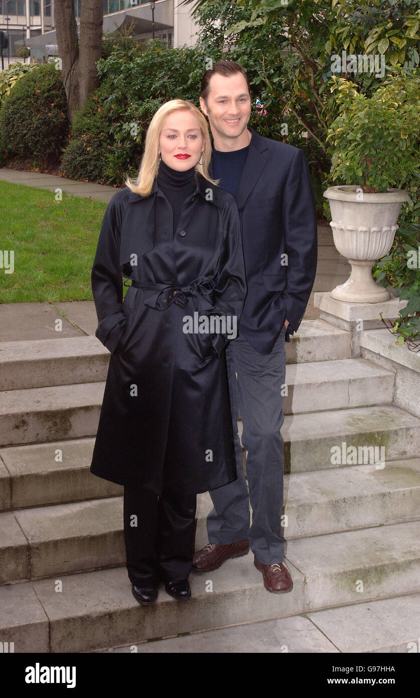 Sharon Stone e David Morrissey si sono presentati a una fotocellula prima del suo nuovo film, 'Basic Instinct II', al Four Season's Hotel, nel centro di Londra, mercoledì 15 marzo 2006. PREMERE ASSOCIAZIONE foto. Il credito fotografico dovrebbe essere: Steve Parsons/PA. Foto Stock