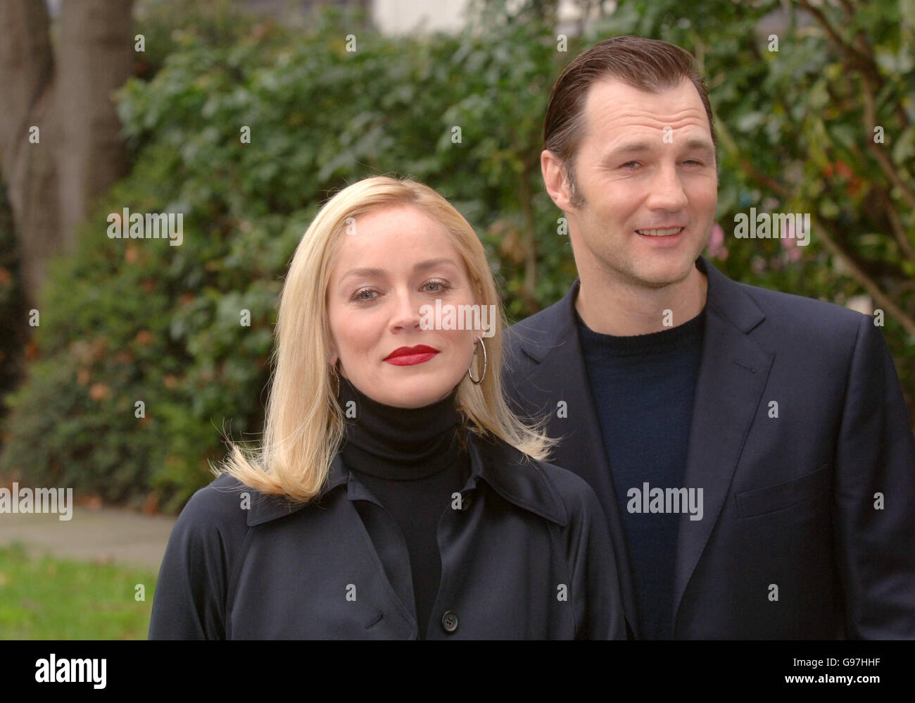 Sharon Stone e David Morrissey si sono presentati a una fotocellula prima del suo nuovo film, 'Basic Instinct II', al Four Season's Hotel, nel centro di Londra, mercoledì 15 marzo 2006. PREMERE ASSOCIAZIONE foto. Il credito fotografico dovrebbe essere: Steve Parsons/PA. Foto Stock