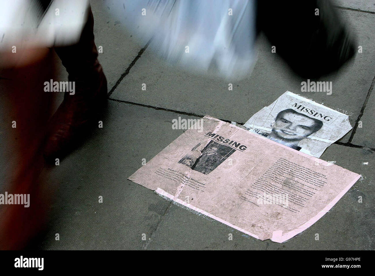 Un poster contenente l'immagine della scomparsa di Richard Wellwood appare nel centro di Dublino, mercoledì 15 marzo 2006, dopo che le immagini dello studente scomparso di 21 anni sono state postate in tutta la città di Dublino dalla sua famiglia che ha offerto fino a 10,000 euro di premio per informazioni sul suo luogo. Lo studente UCD era stato con amici che ha condiviso una casa di studenti con su Highfield Mews, Rathmines, quando è scomparso nelle prime ore del Sabato mattina. Vedi PA Story POLICE Missing Ireland. PREMERE ASSOCIAZIONE foto. Il credito fotografico dovrebbe essere: Niall Carson/PA. Foto Stock