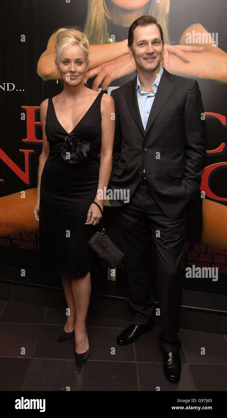 Sharon Stone arriva con la sua co-star David Morrissey per la prima mondiale del loro nuovo film, 'Basic Instinct II', presso The Vue, Leicester Square, nel centro di Londra, Mercoledì 15 marzo 2006. Vedere la storia di PA SHOWBIZ Stone. PREMERE ASSOCIAZIONE foto. Il credito fotografico dovrebbe essere: Ian West/PA Foto Stock