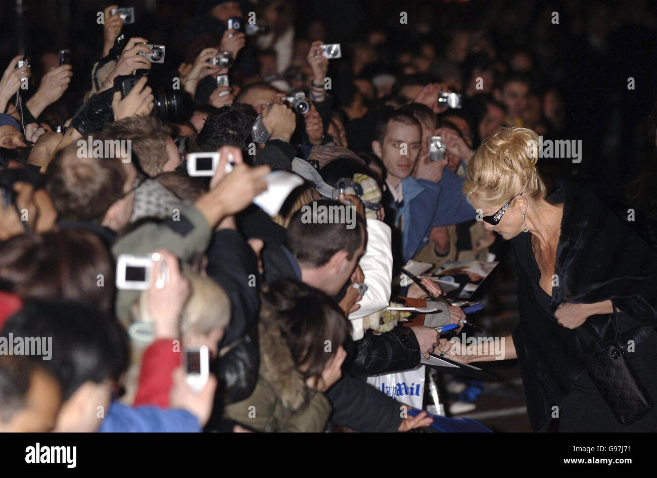 Sharon Stone arriva per la prima mondiale del suo nuovo film, 'Basic Instinct II', presso la Vue, Leicester Square, nel centro di Londra, mercoledì 15 marzo 2006. Vedere la storia di PA SHOWBIZ Stone. PREMERE ASSOCIAZIONE foto. Il credito fotografico dovrebbe essere: Yui Mok/PA Foto Stock