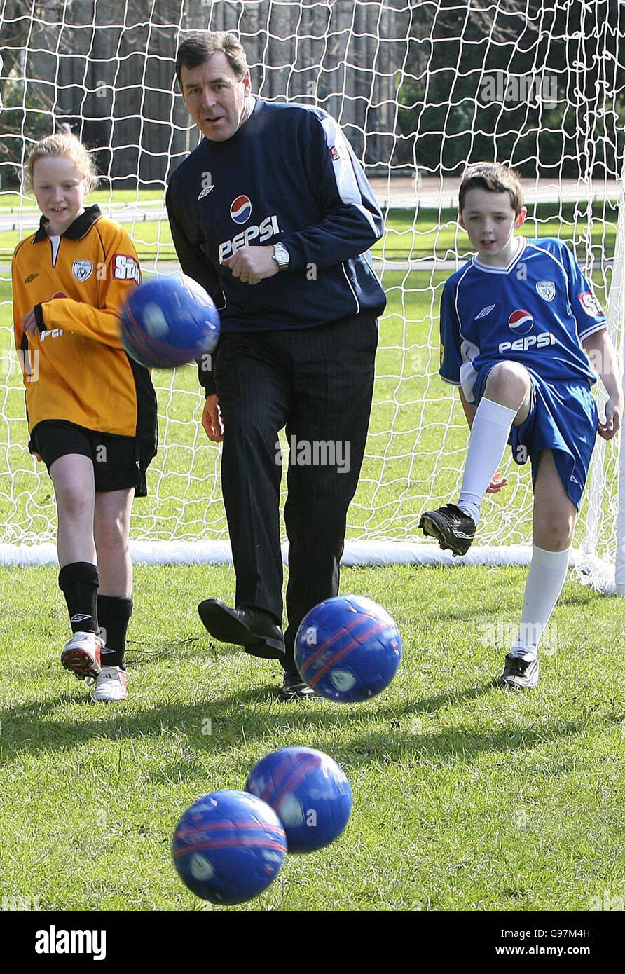 L'ex portiere della Repubblica d'Irlanda e direttore tecnico del fai Packie Bonner si unisce a Roisin o'Mahony e Cian McNevin della squadra di calcio atletica Rush per lanciare quest'anno le scuole di calcio estive Pepsi a St Stephen's Green a Dublino, mercoledì 22 marzo 2006. Le scuole sono rivolte a ragazzi e ragazze di 7-15 anni e si svolgeranno in oltre 200 sedi in tutta la campagna. Ogni programma realizzato dagli allenatori fai è stato progettato per offrire cinque giorni di divertimento, abilità e giochi pieni di calcio. PREMERE ASSOCIAZIONE foto. Il credito fotografico dovrebbe essere: Niall Carson/PA Foto Stock